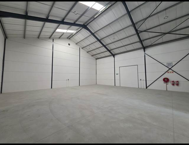 700M² WAREHOUSE TO LET IN FIRGROVE INDUSTRIAL ESTATE