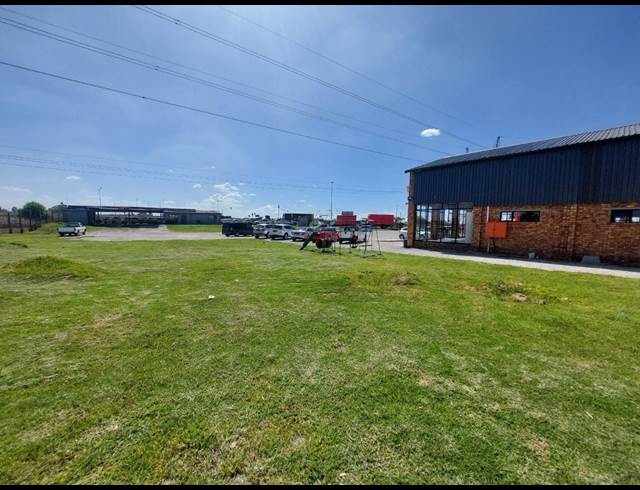 5,891M² SHOWROOM TO LET IN APEX