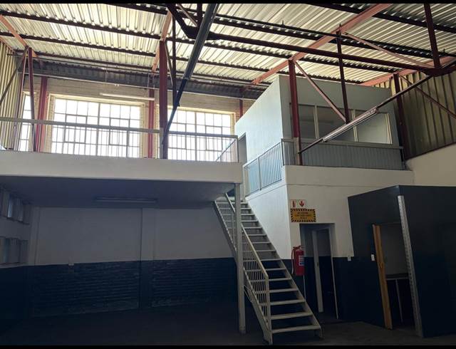 172M² WAREHOUSE TO LET IN STEELEDALE