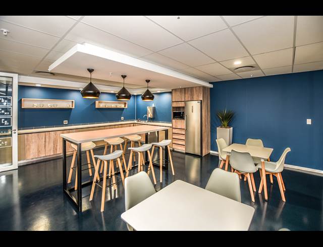 22M² SERVICED OFFICE TO LET IN VORNA VALLEY