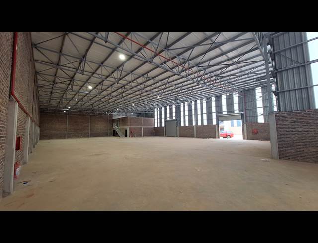 1,300M² WAREHOUSE TO LET IN LANSERIA