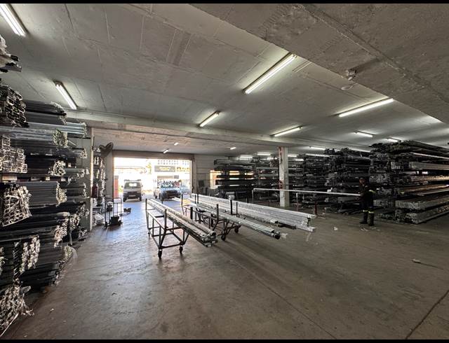 1,083M² WAREHOUSE TO LET IN BRIARDENE