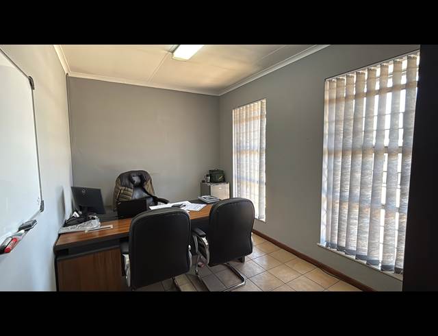 608M² WAREHOUSE TO LET IN JET PARK