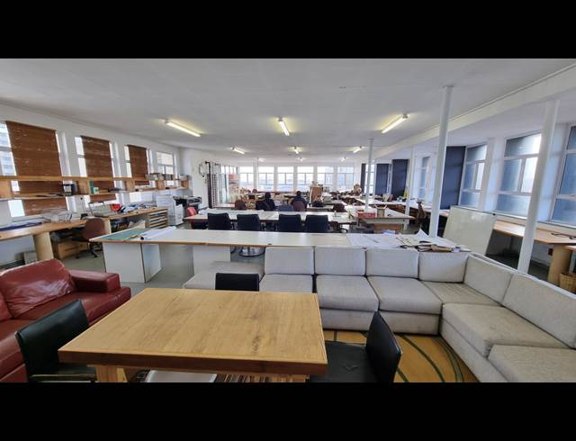 250M² BUSINESS TO LET IN WOODSTOCK