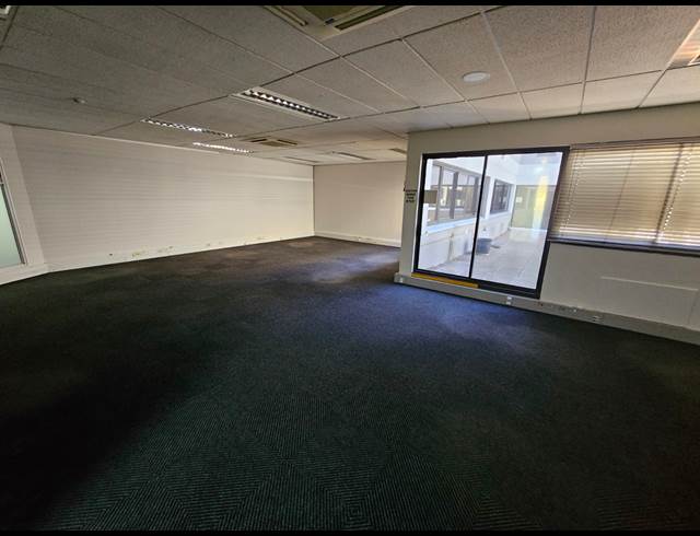 1,036M² OFFICE TO LET IN PINELANDS