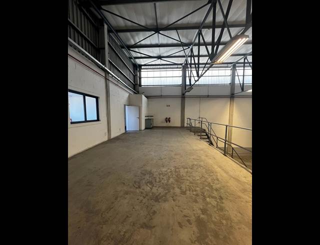 404M² WAREHOUSE TO LET IN AIRPORT INDUSTRIA