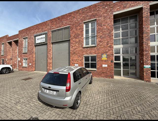 423M² WAREHOUSE TO LET IN STIKLAND INDUSTRIAL