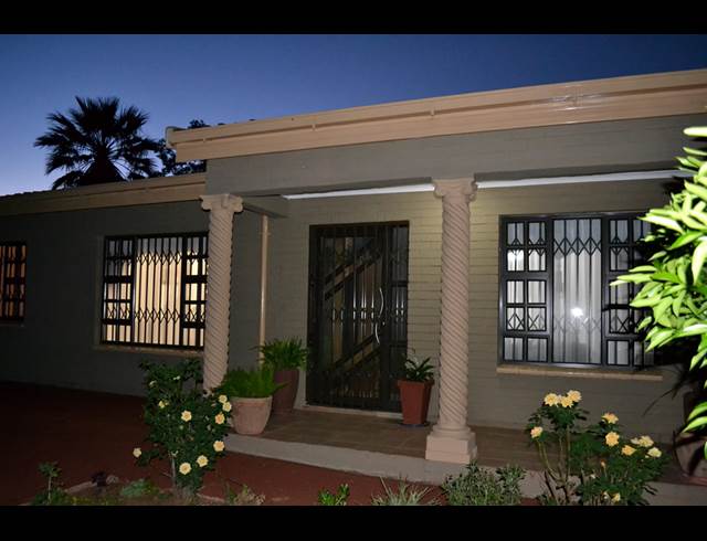 2 bed property to rent in GENERAAL DE WET