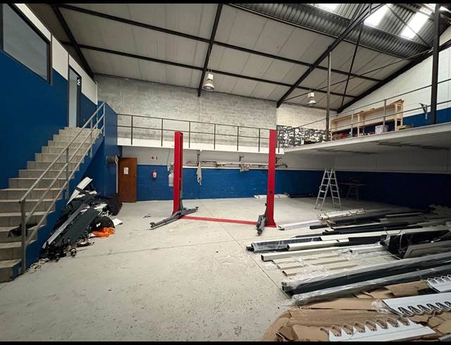 290M² WAREHOUSE TO LET IN STRAND CENTRAL