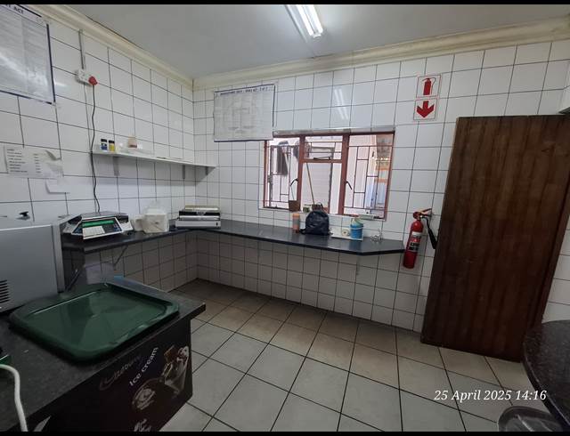 210M² BUILDING TO LET IN PIONEER PARK