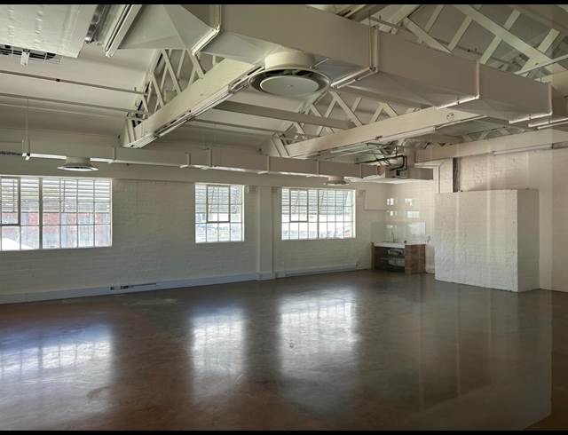 108M² BUILDING TO LET IN WOODSTOCK