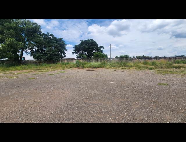 4,700M² INDUSTRIAL YARD TO LET IN RASLOUW