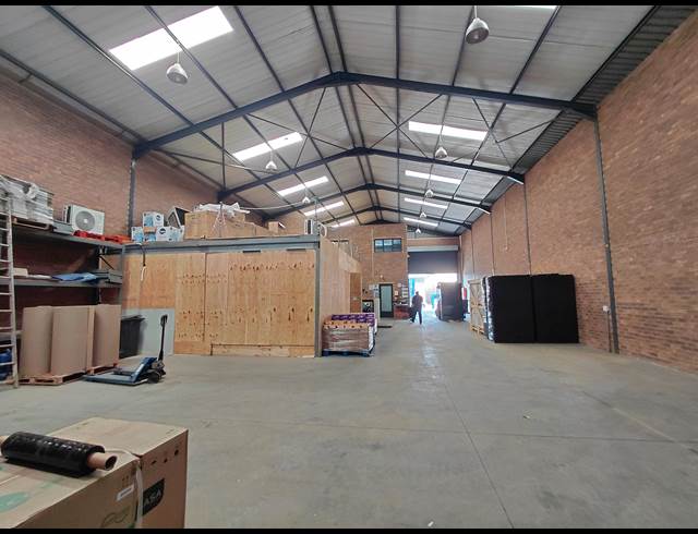 500M² WAREHOUSE TO LET IN POMONA