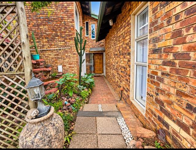 4 BEDROOM PROPERTY TO RENT IN MORELETAPARK
