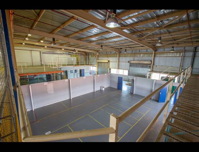 2,359M² WAREHOUSE TO LET IN HALFWAY HOUSE