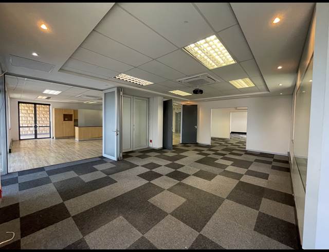 725M² OFFICE TO LET IN BRYANSTON