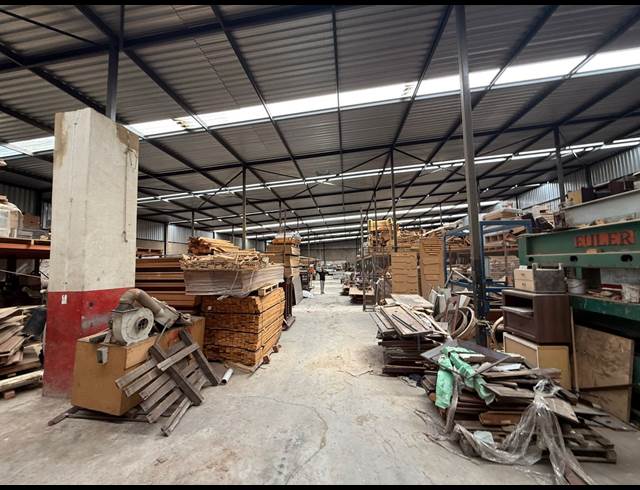 1,100M² WAREHOUSE TO LET IN INDUSTRIA