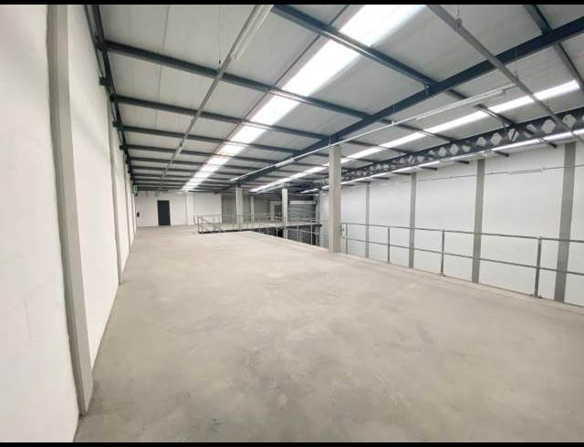 608M² WAREHOUSE TO LET IN STIKLAND INDUSTRIAL
