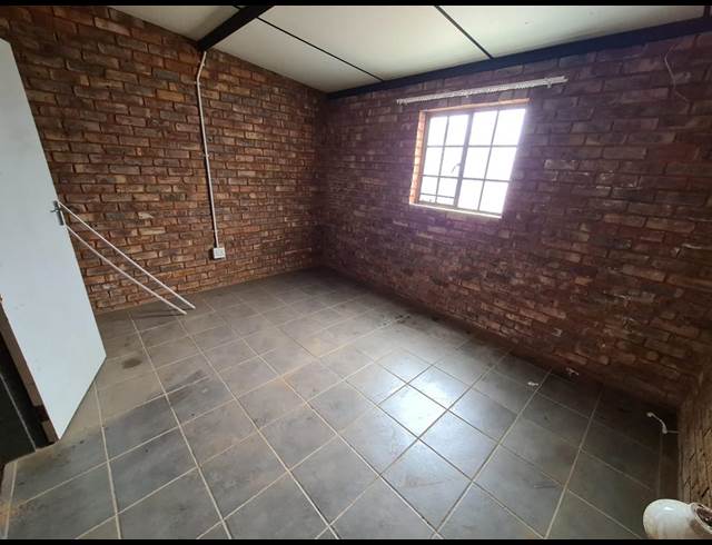 260M² WAREHOUSE TO LET IN KLERKSOORD