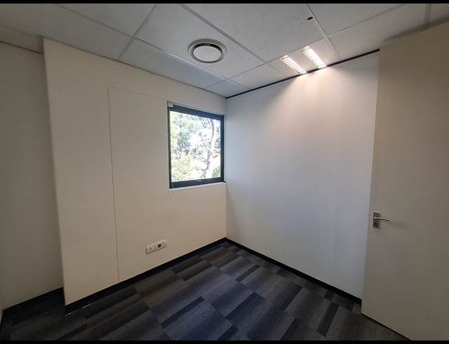 104M² OFFICE TO LET IN HYDE PARK