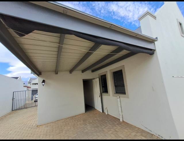 2 bed property to rent in REUNION PARK