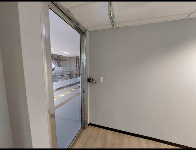 292M² OFFICE TO LET IN VORNA VALLEY