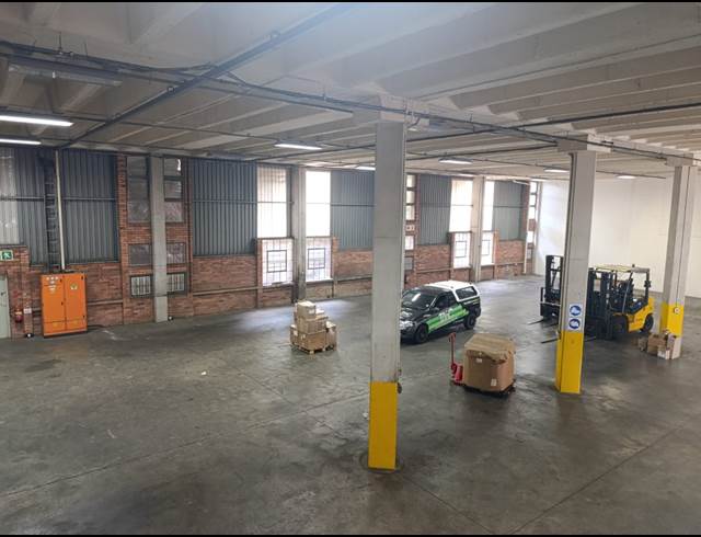 1,370M² WAREHOUSE TO LET IN WESTMEAD