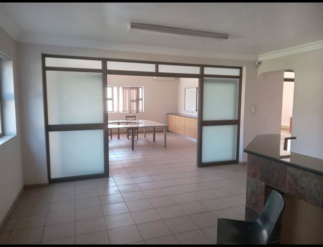 900M² BUILDING TO LET IN APEX