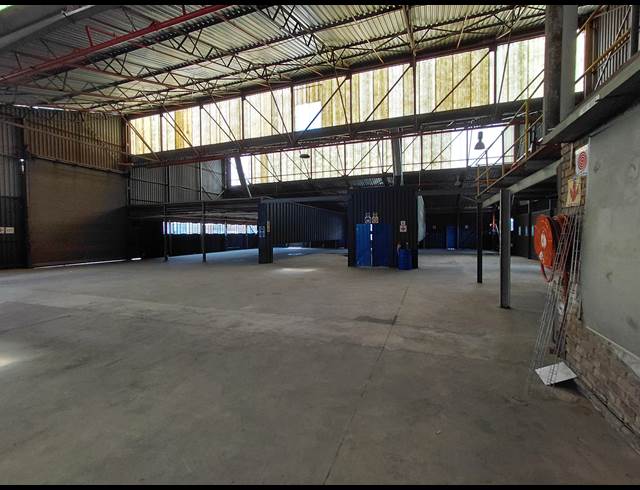2,899M² WAREHOUSE TO LET IN CLAYVILLE