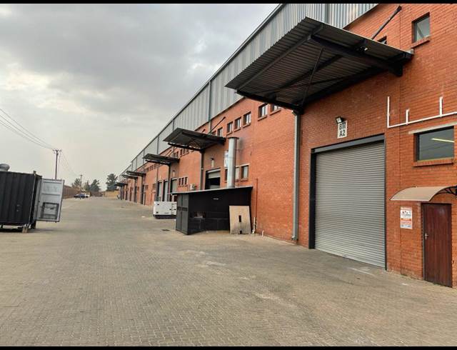 421M² WAREHOUSE TO LET IN NORTH RIDING