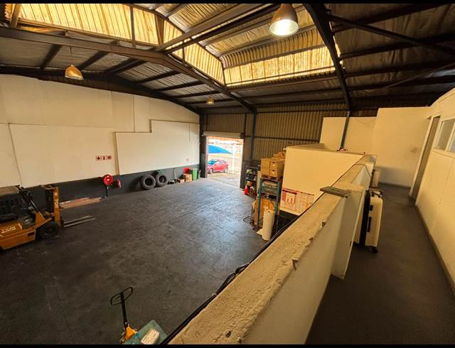 306M² WAREHOUSE TO LET IN JET PARK