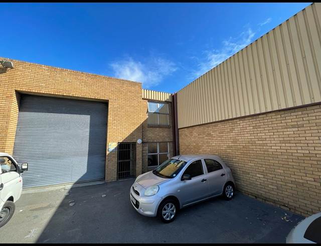 334M² WAREHOUSE RENTED IN STIKLAND INDUSTRIAL