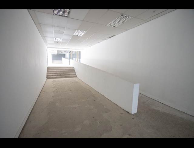 3,945M² WAREHOUSE TO LET IN HALFWAY HOUSE