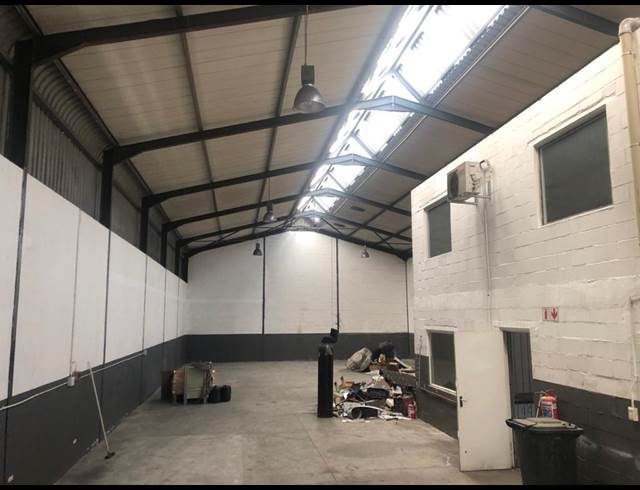 362M² WAREHOUSE TO LET IN STIKLAND INDUSTRIAL