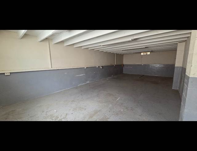 242M² WAREHOUSE TO LET IN WELLINGTON CENTRAL