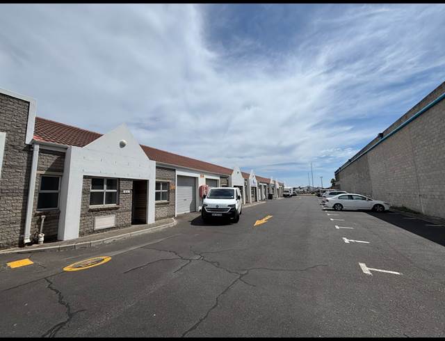 100M² WAREHOUSE TO LET IN MILNERTON CENTRAL