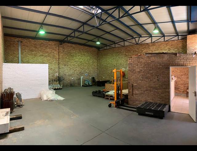 157M² WAREHOUSE RENTED IN LASER PARK