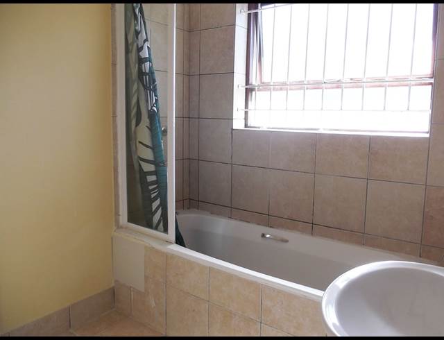 1 bed property to rent in ROSEBANK