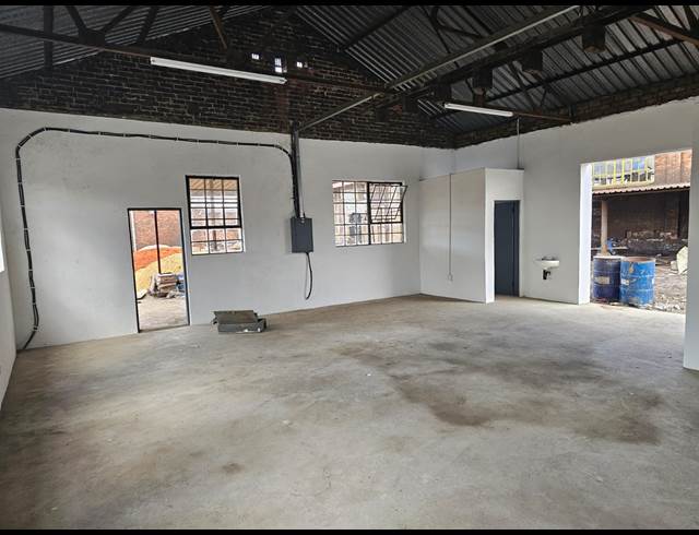 100M² WAREHOUSE TO LET IN VULCANIA