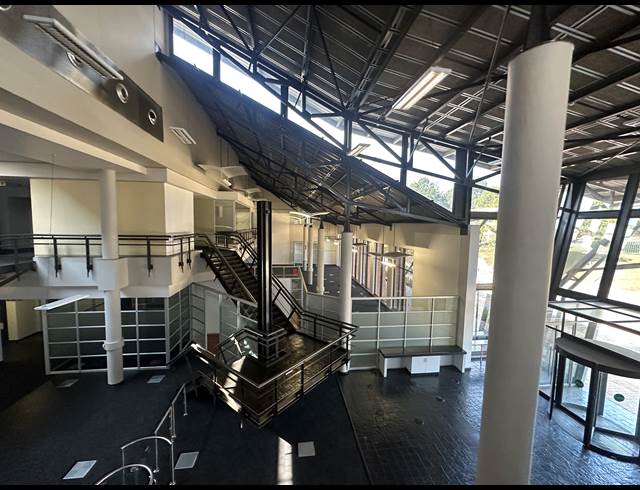 3,888M² OFFICE TO LET IN LONGMEADOW