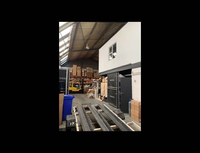 330M² WAREHOUSE TO LET IN PAARDEN EILAND