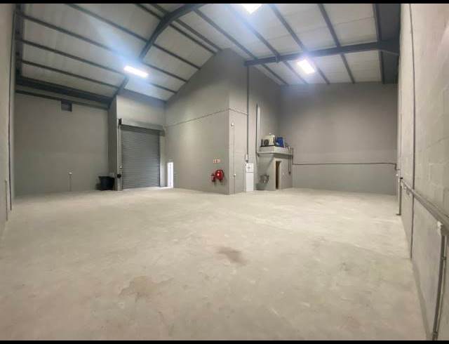 302M² WAREHOUSE TO LET IN STIKLAND INDUSTRIAL
