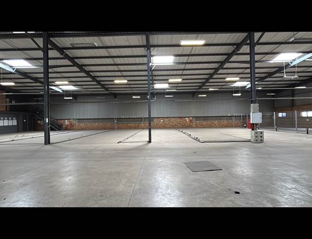 2,369M² WAREHOUSE TO LET IN JET PARK