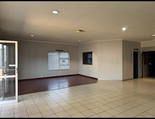 2,855M² SHOWROOM TO LET IN WORCESTER CENTRAL