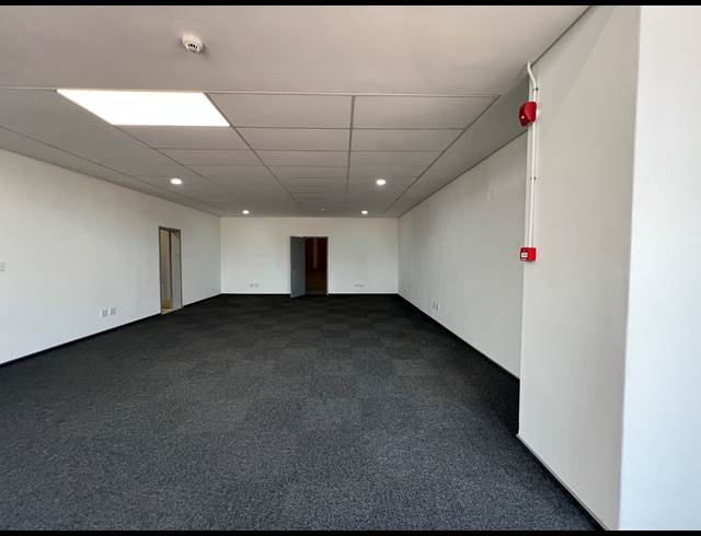 1,222M² WAREHOUSE TO LET IN IRENE