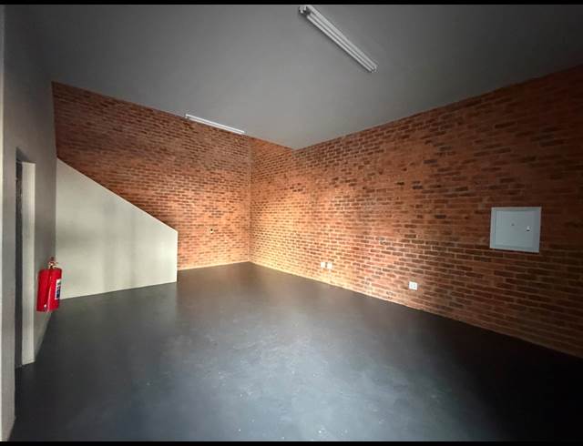 106M² WAREHOUSE TO LET IN CLAYVILLE
