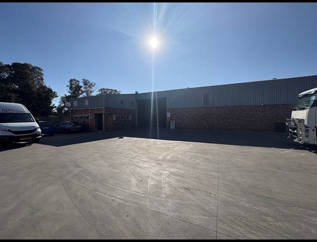 720M² WAREHOUSE TO LET IN BRENTWOOD PARK