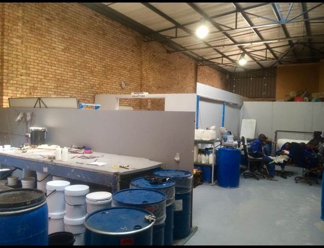 301M² WAREHOUSE TO LET IN LASER PARK