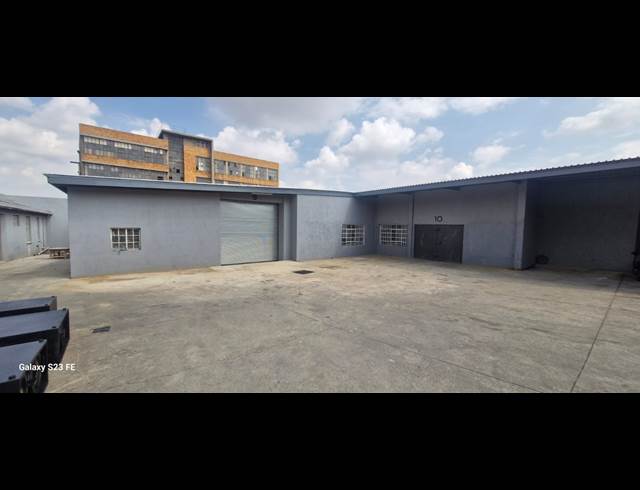 705M² WAREHOUSE TO LET IN STAFFORD