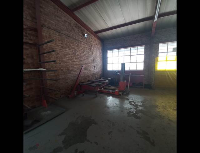 1,100M² WAREHOUSE TO LET IN CITY WEST